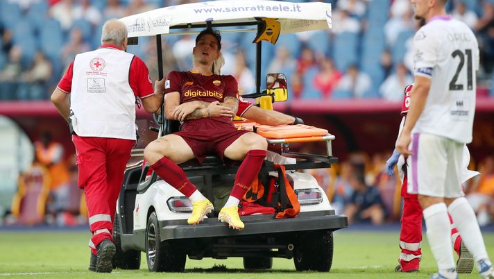 ROME, ITALY - AUGUST 22: Nicolo Zaniolo of AS Roma leaves the field on a Golf Buggy after suffering an injury during the Serie A match between AS Roma and US Cremonese at Stadio Olimpico on August 22, 2022 in Rome, Italy. (Photo by Paolo Bruno/Getty Images) Fantacalcio Roma, stop Zaniolo: “Ci vediamo tra tre settimane” - immagine 1