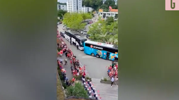 VIDEO Euro 2021, Danimarca vola a Londra: banda li incita con “Don’t stop me now”