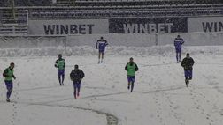 Troppa neve, non si gioca…ma i tifosi bulgari dell’Etar spalano il campo e la loro squadra vince la partita
