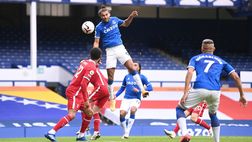 Pazzesco a Goodison Park: Everton in dieci, un millimetro nega a Jordan Henderson il derby della Merseysyde