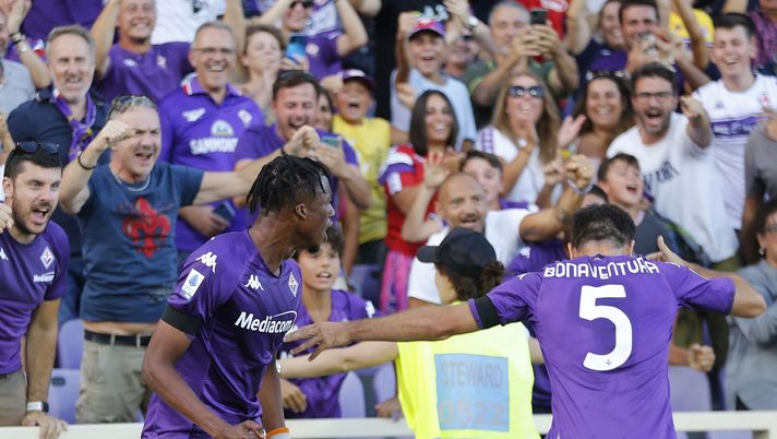 FLORENCE, ITALY - AUGUST 14: Giacomo Bonaventura of ACF Fiorentina celebrates after scoring a goal during the Serie A match between ACF Fiorentina and US Cremonese at Stadio Artemio Franchi on August 14, 2022 in Florence, . (Photo by Gabriele Maltinti/Getty Images) Il vero attaccante è…Bonaventura: lui sempre presente, ma gli altri? - immagine 1
