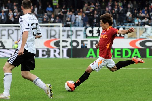 CESENA, ITALY - MAY 13: Bojan Krkic # 14 of AS Roma kicks on goal during the Serie A match between AC Cesena and AS Roma at Dino Manuzzi Stadium on May 13, 2012 in Cesena, Italy. (Photo by Mario Carlini / Iguana Press/Getty Images) Bojan Krkic senza squadra: il Vissel Kobe non gli rinnova il contratto - immagine 1