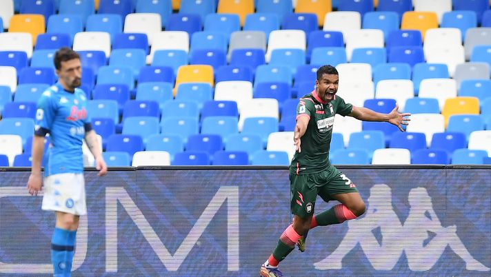 NAPLES, ITALY - APRIL 03: Junior Messias of Crotone celebrates after scoring their side's third goal during the Serie A match between SSC Napoli and FC Crotone at Stadio Diego Armando Maradona on April 03, 2021 in Naples, Italy. Sporting stadiums around Italy remain under strict restrictions due to the Coronavirus Pandemic as Government social distancing laws prohibit fans inside venues resulting in games being played behind closed doors. (Photo by Francesco Pecoraro/Getty Images) NAPLES, ITALY - APRIL 03: Junior Messias of Crotone celebrates after scoring their side's third goal during the Serie A match between SSC Napoli and FC Crotone at Stadio Diego Armando Maradona on April 03, 2021 in Naples, Italy. Sporting stadiums around Italy remain under strict restrictions due to the Coronavirus Pandemic as Government social distancing laws prohibit fans inside venues resulting in games being played behind closed doors. (Photo by Francesco Pecoraro/Getty Images)