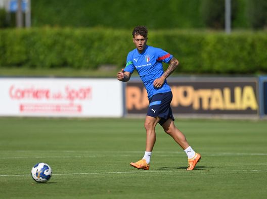 FLORENCE, ITALY - JUNE 08: Salvatore Esposito of Italy in action during an Italy training session at Centro Tecnico Federale di Coverciano on June 08, 2022 in Florence, Italy. (Photo by Claudio Villa/Getty Images) Esposito: “Meglio la C della Primavera. Ai giovani serve chi dia fiducia, siamo fortunati che Mancini sia CT” - immagine 1