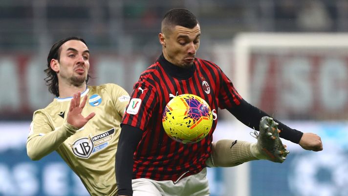 MILAN, ITALY - JANUARY 15:  Rade Krunic (R) of AC Milan competes for the ball with Marko Jankovic (L) of Spal during the Coppa Italia match between AC Milan and SPAL at Stadio Giuseppe Meazza on January 15, 2020 in Milan, Italy.  (Photo by Marco Luzzani/Getty Images) 