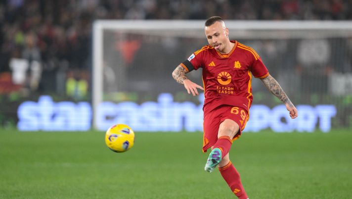 ROME, ITALY - FEBRUARY 05: Angelino of AS Roma in action during the Serie A TIM match between AS Roma and Cagliari - Serie A TIM at Stadio Olimpico on February 05, 2024 in Rome, Italy. (Photo by Fabio Rossi/AS Roma via Getty Images) Frosinone-Roma, le probabili formazioni dei quotidiani: Baldanzi e Angeliño dal 1′ - immagine 1