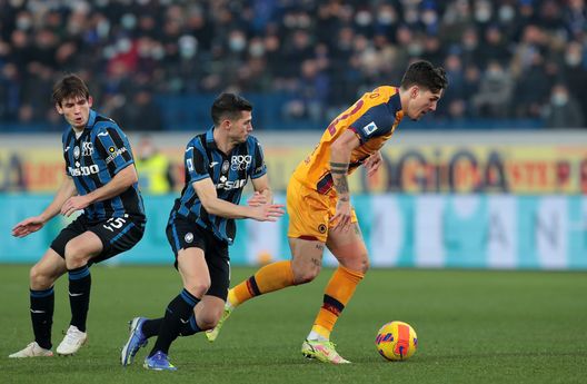 BERGAMO, ITALY - DECEMBER 18: Nicolo Zaniolo of AS Roma is challenged by Remo Freuler of Atalanta BC during the Serie A match between Atalanta BC and AS Roma at Gewiss Stadium on December 18, 2021 in Bergamo, Italy. (Photo by Emilio Andreoli/Getty Images) BERGAMO, ITALY - DECEMBER 18: Nicolo Zaniolo of AS Roma is challenged by Remo Freuler of Atalanta BC during the Serie A match between Atalanta BC and AS Roma at Gewiss Stadium on December 18, 2021 in Bergamo, Italy. (Photo by Emilio Andreoli/Getty Images)