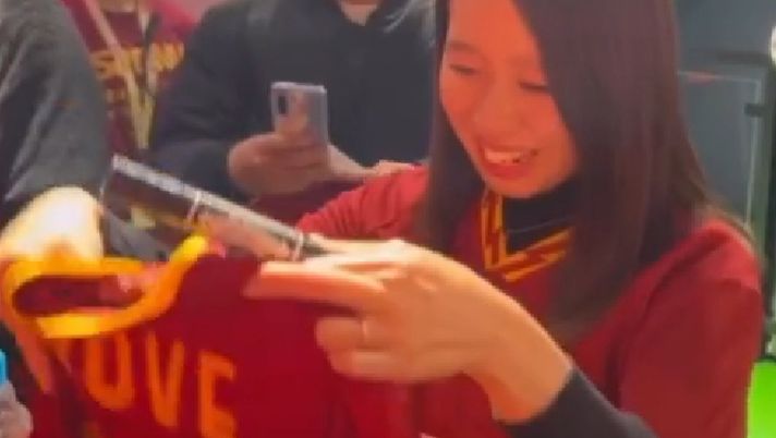 Roma, che emozione per Bove: la sfera di cristallo della tifosa giapponese… - immagine 1