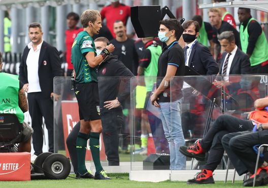 Il direttore di gara Daniele Chiffi al VAR durante la sfida fra Milan e Lazio. Il direttore di gara Daniele Chiffi al VAR durante la sfida fra Milan e Lazio.