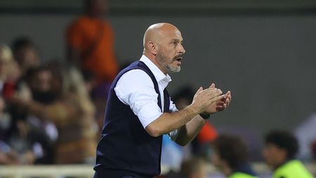 FLORENCE, ITALY - OCTOBER 22: Vincenzo Italiano manager of ACF Fiorentina gestures during the Serie A match between ACF Fiorentina and FC Internazionale at Stadio Artemio Franchi on October 22, 2022 in Florence, Italy. (Photo by Gabriele Maltinti/Getty Images)