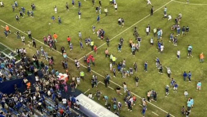 Ecuador, tifosi recidivi dopo il derby: campo di Guayaquil invaso ancora… INCIDENTI IN ECUADOR