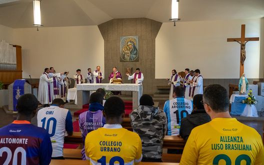 Un'immagine durante la Messa comunitaria... Un'immagine durante la Messa comunitaria...