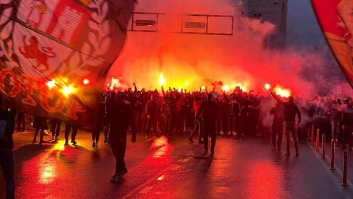 Euro 2024, corteo degli ultras prima del derby Montenegro-Serbia - immagine 1
