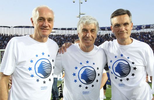 BERGAMO, ITALY - MAY 27: (L-R) Atalanta BC president Antonio Percassi, Atalanta BC coach Gian Piero Gasperini and Giavanni Sartori celebrate the qualification at UEFA Europa League 2017/18 at the end of the Serie A match between Atalanta BC and AC ChievoVerona at Stadio Atleti Azzurri d'Italia on May 27, 2017 in Bergamo, Italy. (Photo by Marco Luzzani/Getty Images) BERGAMO, ITALY - MAY 27: (L-R) Atalanta BC president Antonio Percassi, Atalanta BC coach Gian Piero Gasperini and Giavanni Sartori celebrate the qualification at UEFA Europa League 2017/18 at the end of the Serie A match between Atalanta BC and AC ChievoVerona at Stadio Atleti Azzurri d'Italia on May 27, 2017 in Bergamo, Italy. (Photo by Marco Luzzani/Getty Images)