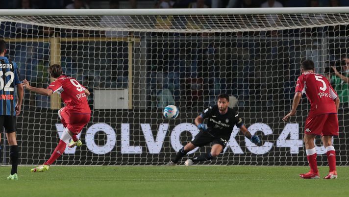 BERGAMO, ITALY - SEPTEMBER 11: Dusan Vlahovic of ACF Fiorentina scores the second goal of his team via penalty kick during the Serie A match between Atalanta BC and ACF Fiorentina at Gewiss Stadium on September 11, 2021 in Bergamo, Italy. (Photo by Emilio Andreoli/Getty Images) BERGAMO, ITALY - SEPTEMBER 11: Dusan Vlahovic of ACF Fiorentina scores the second goal of his team via penalty kick during the Serie A match between Atalanta BC and ACF Fiorentina at Gewiss Stadium on September 11, 2021 in Bergamo, Italy. (Photo by Emilio Andreoli/Getty Images)