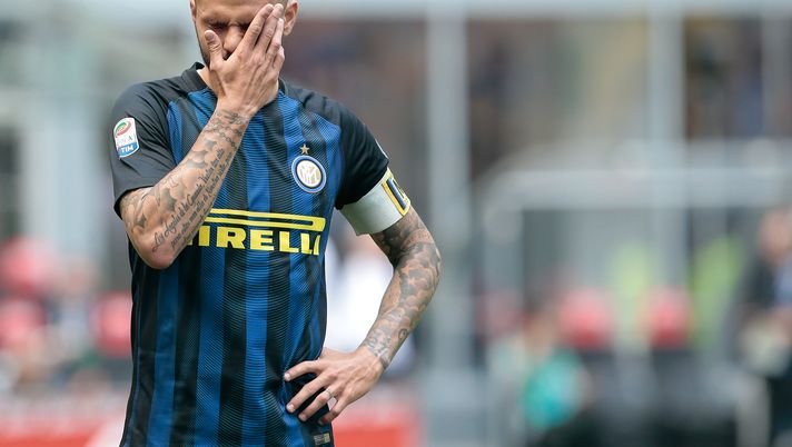MILAN, ITALY - MAY 14: Mauro Emanuel Icardi of FC Internazionale Milano shows his frustration during the Serie A match between FC Internazionale and US Sassuolo at Stadio Giuseppe Meazza on May 14, 2017 in Milan, Italy. (Photo by Emilio Andreoli/Getty Images) MILAN, ITALY - MAY 14: Mauro Emanuel Icardi of FC Internazionale Milano shows his frustration during the Serie A match between FC Internazionale and US Sassuolo at Stadio Giuseppe Meazza on May 14, 2017 in Milan, Italy. (Photo by Emilio Andreoli/Getty Images)