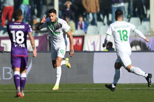 FLORENCE, ITALY - DECEMBER 19: Gianluca Scamacca of US Sassuolo celebrates after scoring the opening goal during the Serie A match between ACF Fiorentina and US Sassuolo at Stadio Artemio Franchi on December 19, 2021 in Florence, Italy. (Photo by Alessandro Sabattini/Getty Images) FLORENCE, ITALY - DECEMBER 19: Gianluca Scamacca of US Sassuolo celebrates after scoring the opening goal during the Serie A match between ACF Fiorentina and US Sassuolo at Stadio Artemio Franchi on December 19, 2021 in Florence, Italy. (Photo by Alessandro Sabattini/Getty Images)