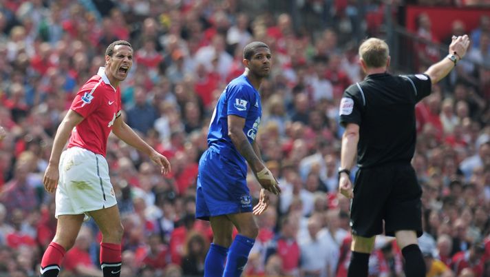 MANCHESTER, ENGLAND - APRIL 23: Rio Ferdinand of Manchester United exchanges words with referee Peter Walton as Jermaine Beckford of Everton looks on during the Barclays Premier League match between Manchester United and Everton at Old Trafford on April 23, 2011 in Manchester, England. (Photo by Shaun Botterill/Getty Images) MANCHESTER, ENGLAND - APRIL 23: Rio Ferdinand of Manchester United exchanges words with referee Peter Walton as Jermaine Beckford of Everton looks on during the Barclays Premier League match between Manchester United and Everton at Old Trafford on April 23, 2011 in Manchester, England. (Photo by Shaun Botterill/Getty Images)