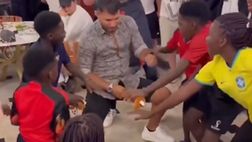 Aguero, danza scatenata con i suoi piccoli amici (VIDEO)