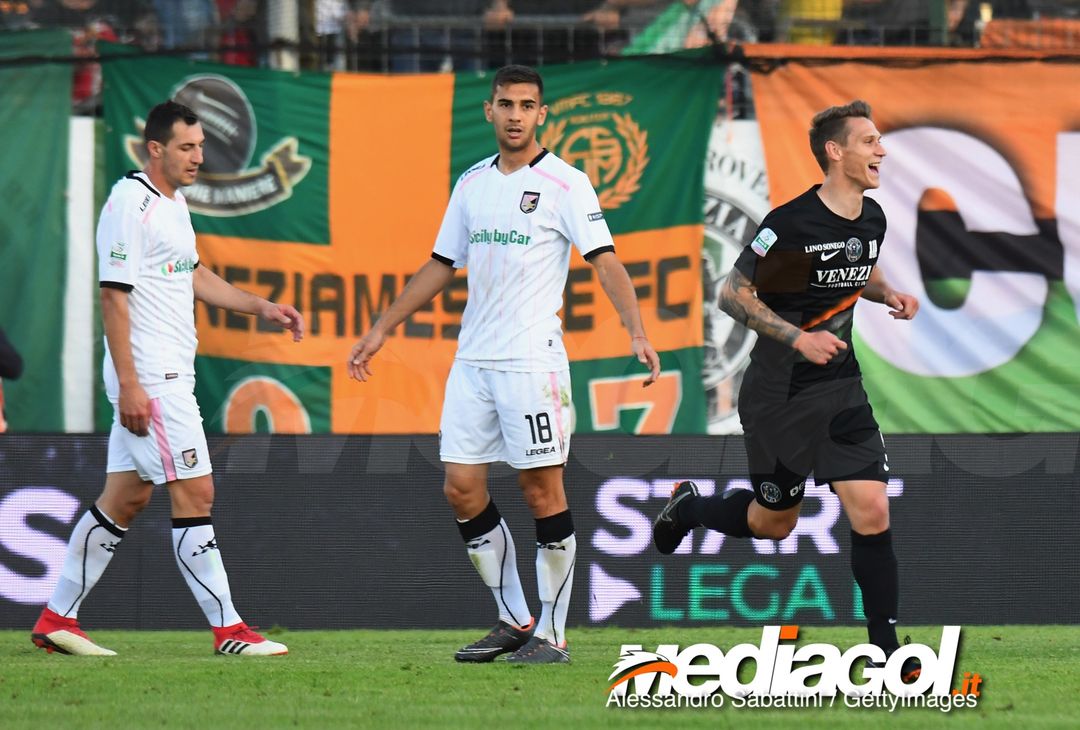 VENICE, ITALY - APRIL 27: Leo Stulac of Venezia FC
celebrates after scoring his team second goal during the serie B match between Venezia FC and US Citta di Palermo at Stadio Pier Luigi Penzo on April 27, 2018 in Venice, Italy.  (Photo by Alessandro Sabattini/Getty Images) 