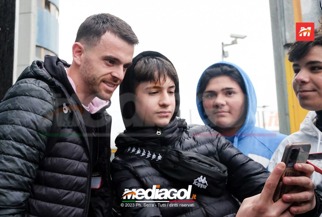 FOTO Genoa-Palermo, i rosanero in partenza dallo stadio “Renzo Barbera” (Gallery) - immagine 35