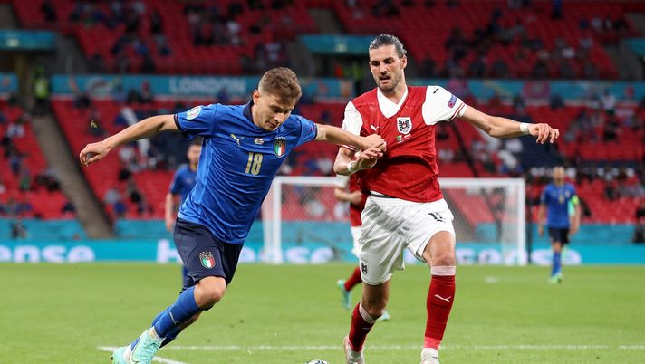 LONDON, ENGLAND - JUNE 26: Nicolo Barella of Italy battles for possession with Florian Grillitsch of Austria during the UEFA Euro 2020 Championship Round of 16 match between Italy and Austria at Wembley Stadium at Wembley Stadium on June 26, 2021 in London, England. (Photo by Catherine Ivill/Getty Images) LONDON, ENGLAND - JUNE 26: Nicolo Barella of Italy battles for possession with Florian Grillitsch of Austria during the UEFA Euro 2020 Championship Round of 16 match between Italy and Austria at Wembley Stadium at Wembley Stadium on June 26, 2021 in London, England. (Photo by Catherine Ivill/Getty Images)