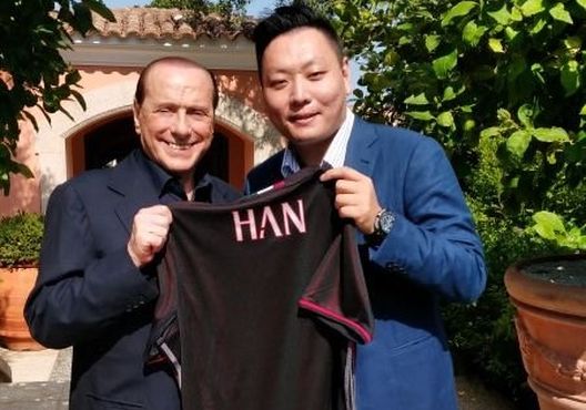  Silvio Berlusconi e Han Li a Villa Certosa: slitta il closing? 