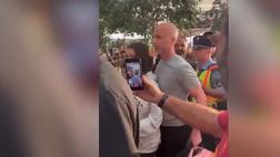 VIDEO / L’arbitro Taylor contestato dai tifosi della Roma in aeroporto
