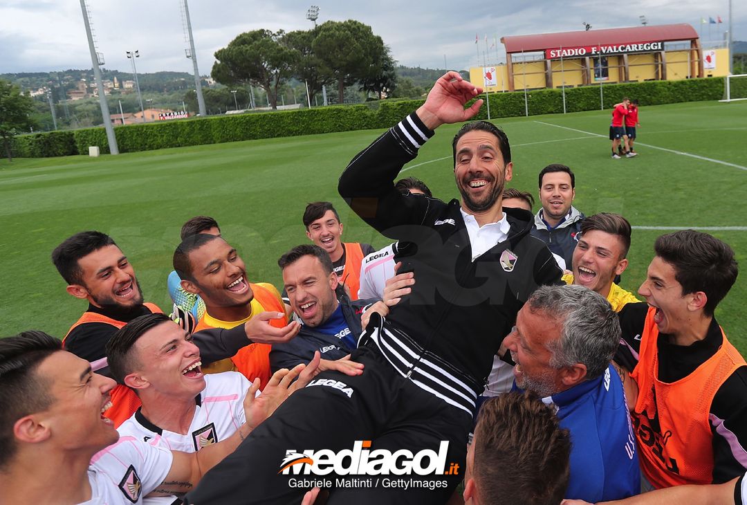  FLORENCE, ITALY - MAY 16: Giuseppe Scurto manager of US Citta' di Palermo U19 celebrates the victory during the SuperCoppa primavera 2 match between Novara U19 and US Citta di Palermo U19 at Centro Tecnico Federale di Coverciano on May 16, 2018 in Florence, Italy.  (Photo by Gabriele Maltinti/Getty Images) 