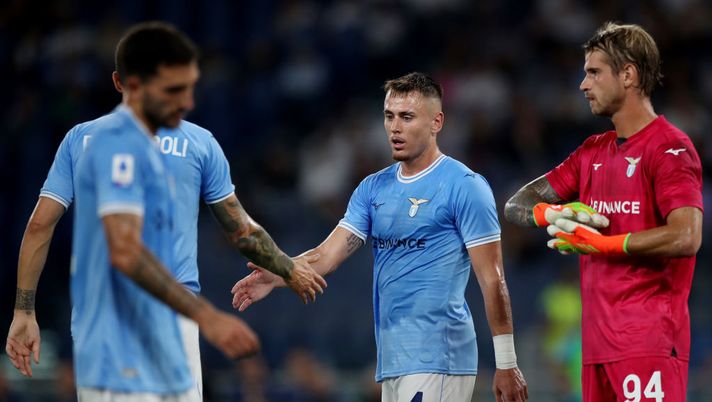 ROME, ITALY - AUGUST 26: Patric of SS Lazio (C) reacts with teammates Alessio Romagnoli (L, obscured) and Ivan Provedel (R) during the Serie A match between SS Lazio and FC Internazionale at Stadio Olimpico on August 26, 2022 in Rome, Italy. (Photo by Paolo Bruno/Getty Images) Lazio, Patric salta l’allenamento di oggi: il motivo dell’assenza e le sue condizioni - immagine 1