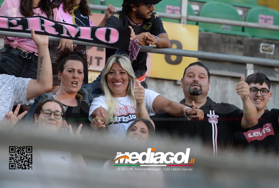 Fototifo, facce da Serie B. I tifosi allo stadio per Palermo-Padova 1-0 - immagine 40