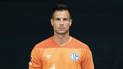 Incredibile Schalke, il terzo portiere non giocava in Bundesliga da 13 anni: dopo 10 minuti subisce subito un’autogol!