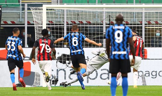 Ibrahimovic calcia il rigore nel derby d'andata sotto lo sguardo di Lukaku Ibrahimovic calcia il rigore nel derby d'andata sotto lo sguardo di Lukaku