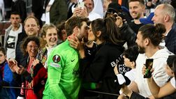 Trapp vince in campo e fuori: il bacio al Camp Nou con la sua Izabel Goulart