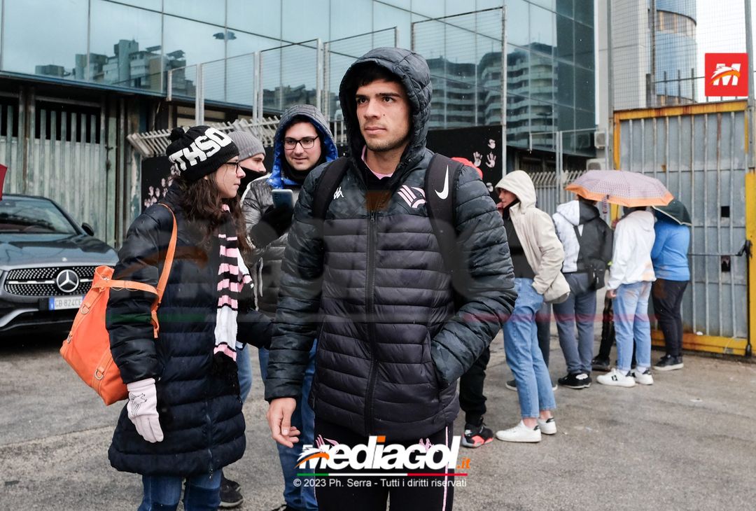 FOTO Genoa-Palermo, i rosanero in partenza dallo stadio “Renzo Barbera” (Gallery) - immagine 17