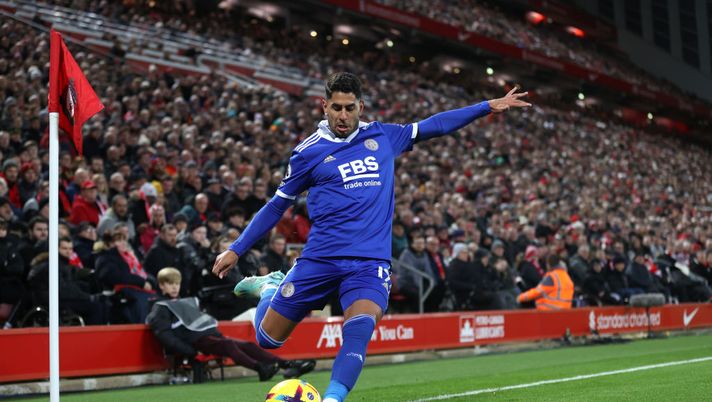 LIVERPOOL, ENGLAND - DECEMBER 30: Ayoze Perez of Leicester City takes a corner kick during the Premier League match between Liverpool FC and Leicester City at Anfield on December 30, 2022 in Liverpool, England. (Photo by Naomi Baker/Getty Images) Calciomercato Roma, sfida col Betis per Ayoze Pérez - immagine 1