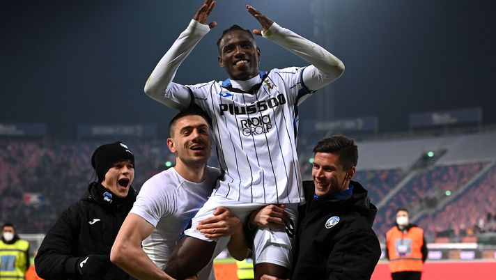 BOLOGNA, ITALY - MARCH 20: Moustapha Cissè of Atalanta BC celebrates the victory with Merih Demiral and Matteo Pessina of Atalanta BC during the Serie A match between Bologna FC and Atalanta BC at Stadio Renato Dall'Ara on March 20, 2022 in Bologna, Italy. (Photo by Alessandro Sabattini/Getty Images) BOLOGNA, ITALY - MARCH 20: Moustapha Cissè of Atalanta BC celebrates the victory with Merih Demiral and Matteo Pessina of Atalanta BC during the Serie A match between Bologna FC and Atalanta BC at Stadio Renato Dall'Ara on March 20, 2022 in Bologna, Italy. (Photo by Alessandro Sabattini/Getty Images)