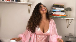 Yolanthe scatena i social col suo décolleté. L’ex lady Sneijder: “Tutto possibile col sorriso”