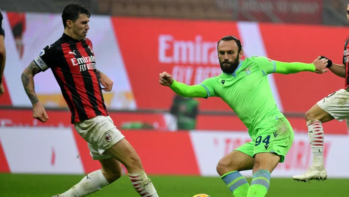 Vedat Muriqi (attaccante SS Lazio), qui contro Alessio Romagnoli in Milan-Lazio 3-2 (Serie A 2020-2021) | AC Milan News (Getty Images)