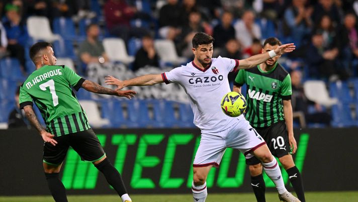REGGIO NELL'EMILIA, ITALY - MAY 08: Riccardo Orsolini of Bologna FC controls the ball whilst under pressure from Matheus Henrique of US Sassuolo during the Serie A match between US Sassuolo and Bologna FC at Mapei Stadium - Citta' del Tricolore on May 08, 2023 in Reggio nell'Emilia, Italy. (Photo by Alessandro Sabattini/Getty Images) Sassuolo-Bologna, le pagelle del Cor Bo- immagine 1