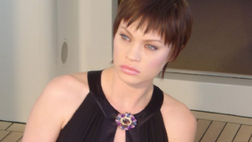 Anna Falchi ci dà un taglio: cambio look per la showgirl. “Basta! Ho deciso di dare…”