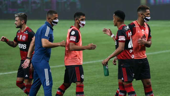 SAO PAULO, BRAZIL - SEPTEMBER 27: Players of Flamengo greet after the match against Palmeiras as part of Brasileirao Series A at Allianz Parque on September 27, 2020 in Sao Paulo, Brazil. (Photo by Alexandre Schneider/Getty Images) SAO PAULO, BRAZIL - SEPTEMBER 27: Players of Flamengo greet after the match against Palmeiras as part of Brasileirao Series A at Allianz Parque on September 27, 2020 in Sao Paulo, Brazil. (Photo by Alexandre Schneider/Getty Images)