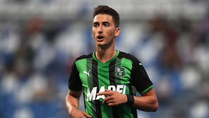 REGGIO NELL'EMILIA, ITALY - AUGUST 29: Filip Djuricic of US Sassuolo looks on during the Serie A match between US Sassuolo and UC Sampdoria at Mapei Stadium - Citta' del Tricolore on August 29, 2021 in Reggio nell'Emilia, Italy. (Photo by Alessandro Sabattini/Getty Images) PREVIEW SOS – I nostri consigli per ogni partita: chi schierare, chi è da evitare e le sorprese - immagine 1