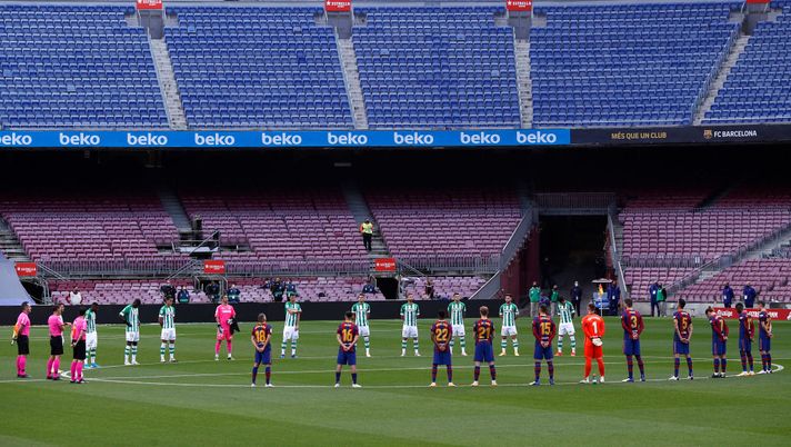 BARCELONA, SPAIN - NOVEMBER 07: General view inside the stadium as Real Betis and FC Barcelona players observe a minutes silence for Former Barcelona assistant manager, Tonny Bruins Slot prior to the La Liga Santader match between FC Barcelona and Real Betis at Camp Nou on November 07, 2020 in Barcelona, Spain. Sporting stadiums in Spain remain under strict restrictions due to the Coronavirus Pandemic as Government social distancing laws prohibit fans inside venues resulting in games being played behind closed doors. (Photo by Eric Alonso/Getty Images) BARCELONA, SPAIN - NOVEMBER 07: General view inside the stadium as Real Betis and FC Barcelona players observe a minutes silence for Former Barcelona assistant manager, Tonny Bruins Slot prior to the La Liga Santader match between FC Barcelona and Real Betis at Camp Nou on November 07, 2020 in Barcelona, Spain. Sporting stadiums in Spain remain under strict restrictions due to the Coronavirus Pandemic as Government social distancing laws prohibit fans inside venues resulting in games being played behind closed doors. (Photo by Eric Alonso/Getty Images)