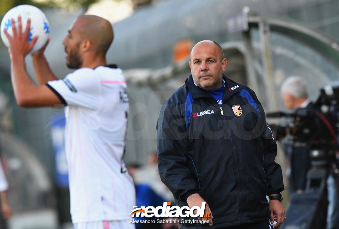  VENICE, ITALY - APRIL 27:  Bruno Tedino head coach of US Citta di Palermo looks on during the serie B match between Venezia FC and US Citta di Palermo at Stadio Pier Luigi Penzo on April 27, 2018 in Venice, Italy.  (Photo by Alessandro Sabattini/Getty Images) 