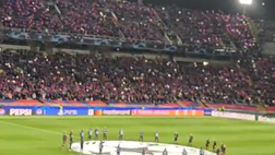 Barcellona-Napoli, la carica dei tifosi blaugrana e i fischi all’inno della Champions