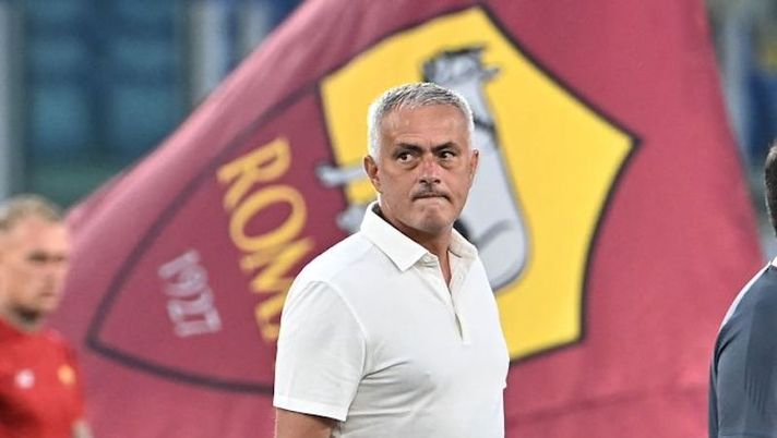 Roma's Portuguese coach Jose Mourinho greets supporters before the friendly football match between AS Roma and Raja Casablanca at the Olympic stadium in Rome on August 14, 2021. (Photo by Andreas SOLARO / AFP) (Photo by ANDREAS SOLARO/AFP via Getty Images) Tiago Pinto: “Abraham giovane e forte, vogliamo vincere con Mourinho. Zakaria e Dalot…” - immagine 1