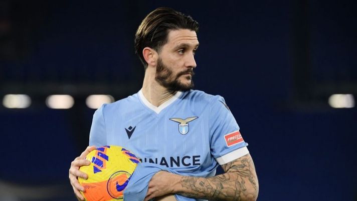 Lazio's Spanish midfielder Luis Alberto wipes the ball with his jersey during the Italian Serie A football match between Lazio and Atalanta on January 22, 2022 at the Olympic stadium in Rome. (Photo by Filippo MONTEFORTE / AFP) (Photo by FILIPPO MONTEFORTE/AFP via Getty Images) Luis Alberto: “Tutti pensano che voglio partire, ma sto qui finché Lotito non mi manda via” - immagine 1