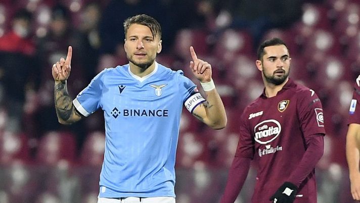 SALERNO, ITALY - JANUARY 15: Ciro Immobile of SS Lazio celebrates after scoring the 0-1 goal during the Serie A match between US Salernitana and SS Lazio at Stadio Arechi on January 15, 2022 in Salerno, Italy. (Photo by Francesco Pecoraro/Getty Images) Voti fantacalcio: Immobile show, che voto per Milinkovic! Luis Alberto quanto Pedro - immagine 1