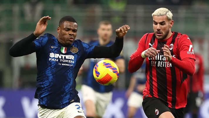 MILAN, ITALY - MARCH 01: Denzel Dumfries of FC Internazionale competes for the ball with Theo Hernandez of AC Milan during the Coppa Italia Semi Final 1st Leg match between AC Milan and FC Internazionale at Stadio Giuseppe Meazza on March 01, 2022 in Milan, Italy. (Photo by Marco Luzzani/Getty Images) Alla Roma ed al Milan il derby…degli under 25 - immagine 1